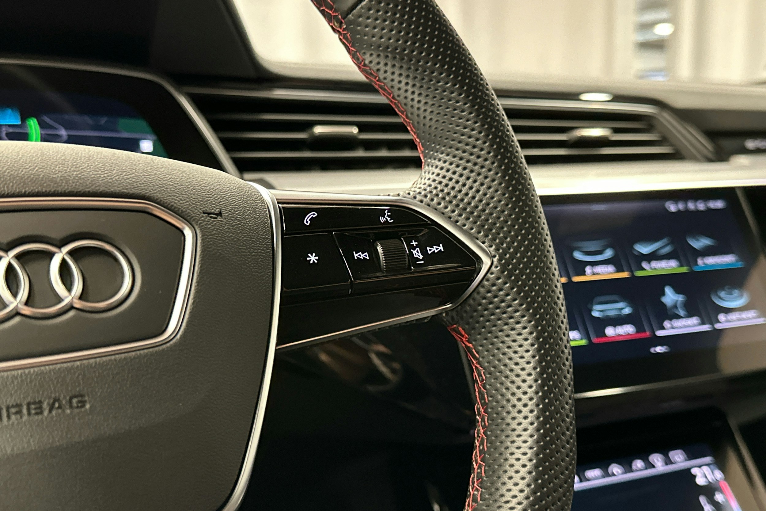 punainen Audi SQ8 e-tron 2023 kuva 10.