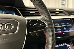 punainen Audi SQ8 e-tron 2023 kuva 10.