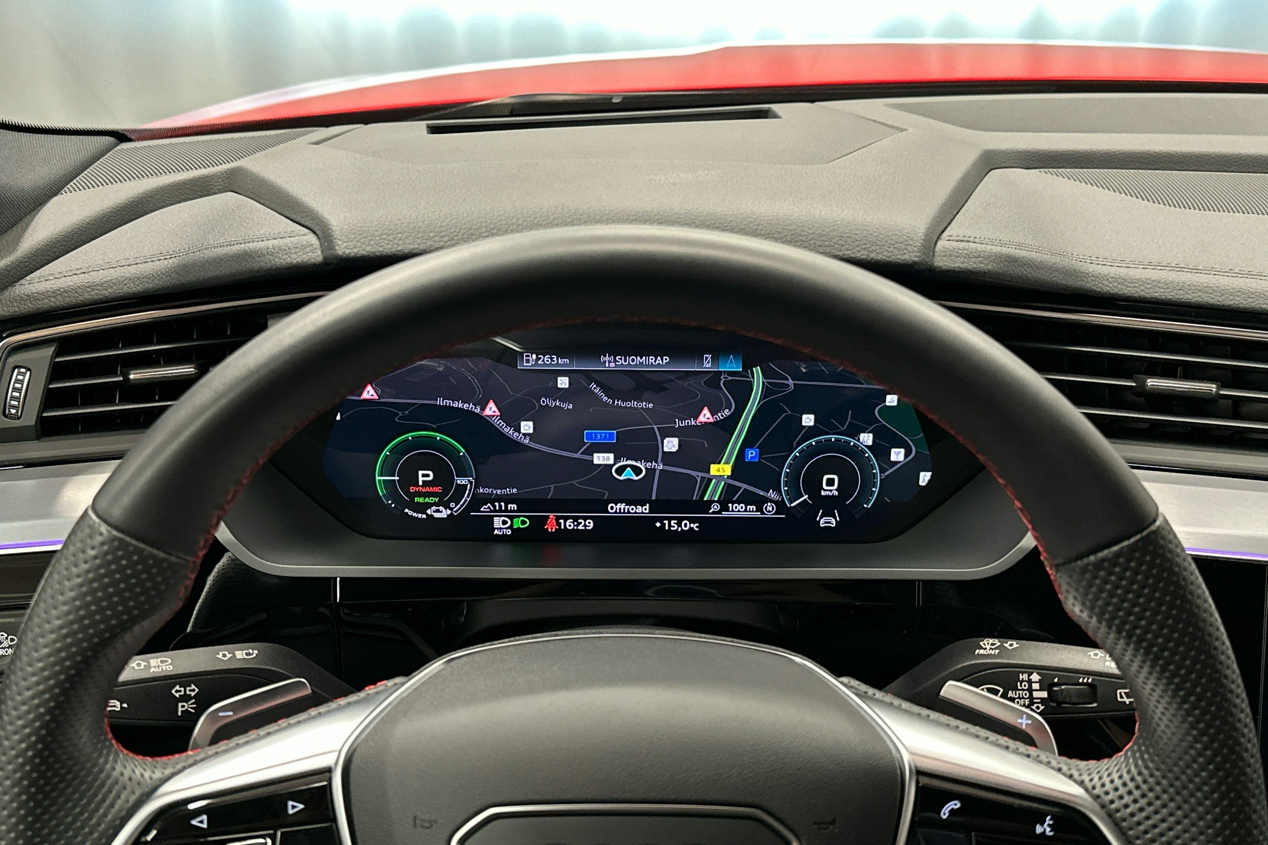 punainen Audi SQ8 e-tron 2023 kuva 11.