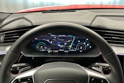 punainen Audi SQ8 e-tron 2023 kuva 11.