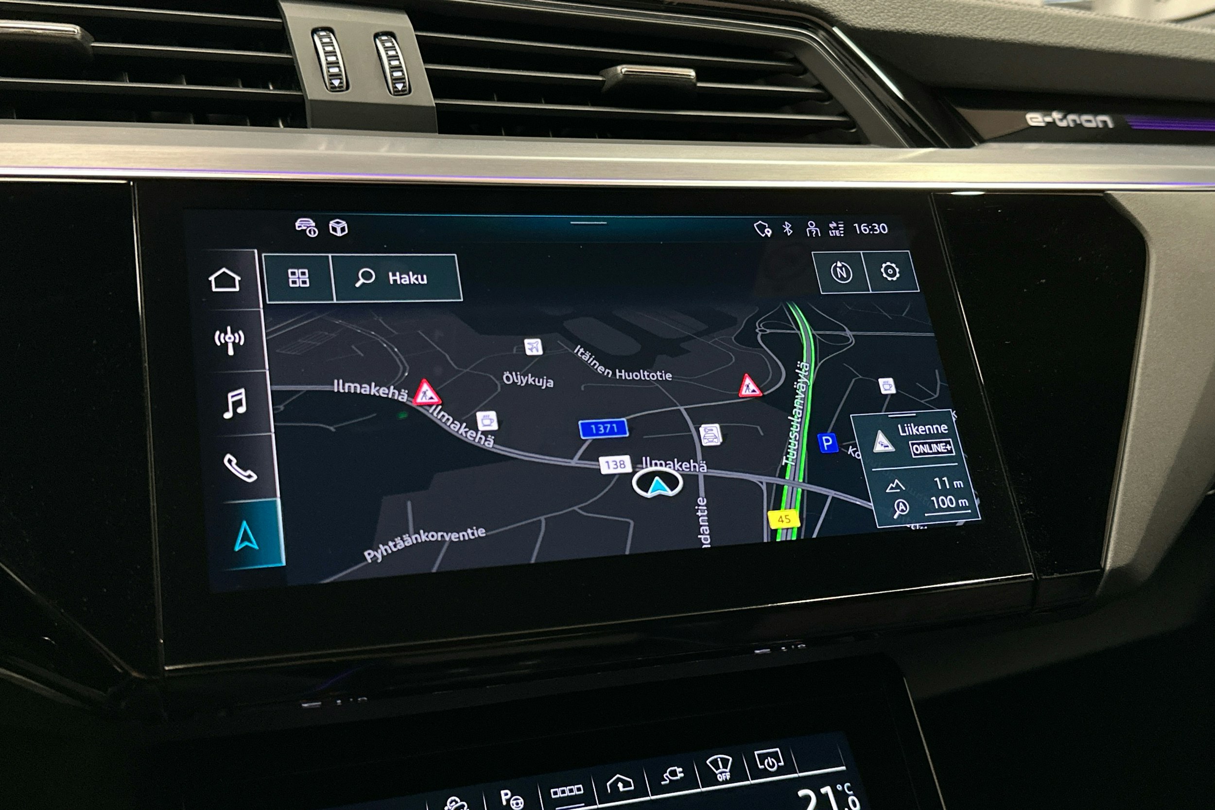 punainen Audi SQ8 e-tron 2023 kuva 13.