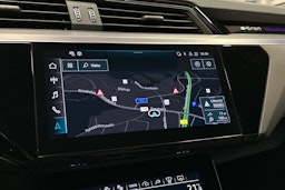 punainen Audi SQ8 e-tron 2023 kuva 13.
