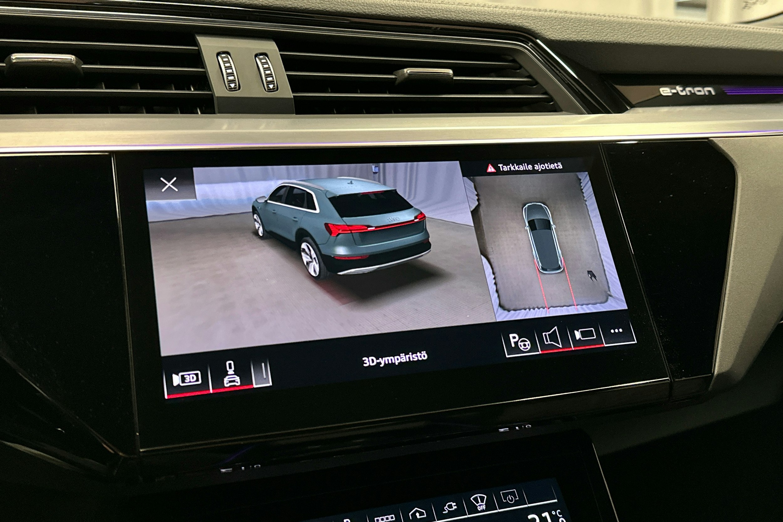 punainen Audi SQ8 e-tron 2023 kuva 14.