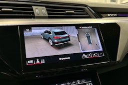 punainen Audi SQ8 e-tron 2023 kuva 14.