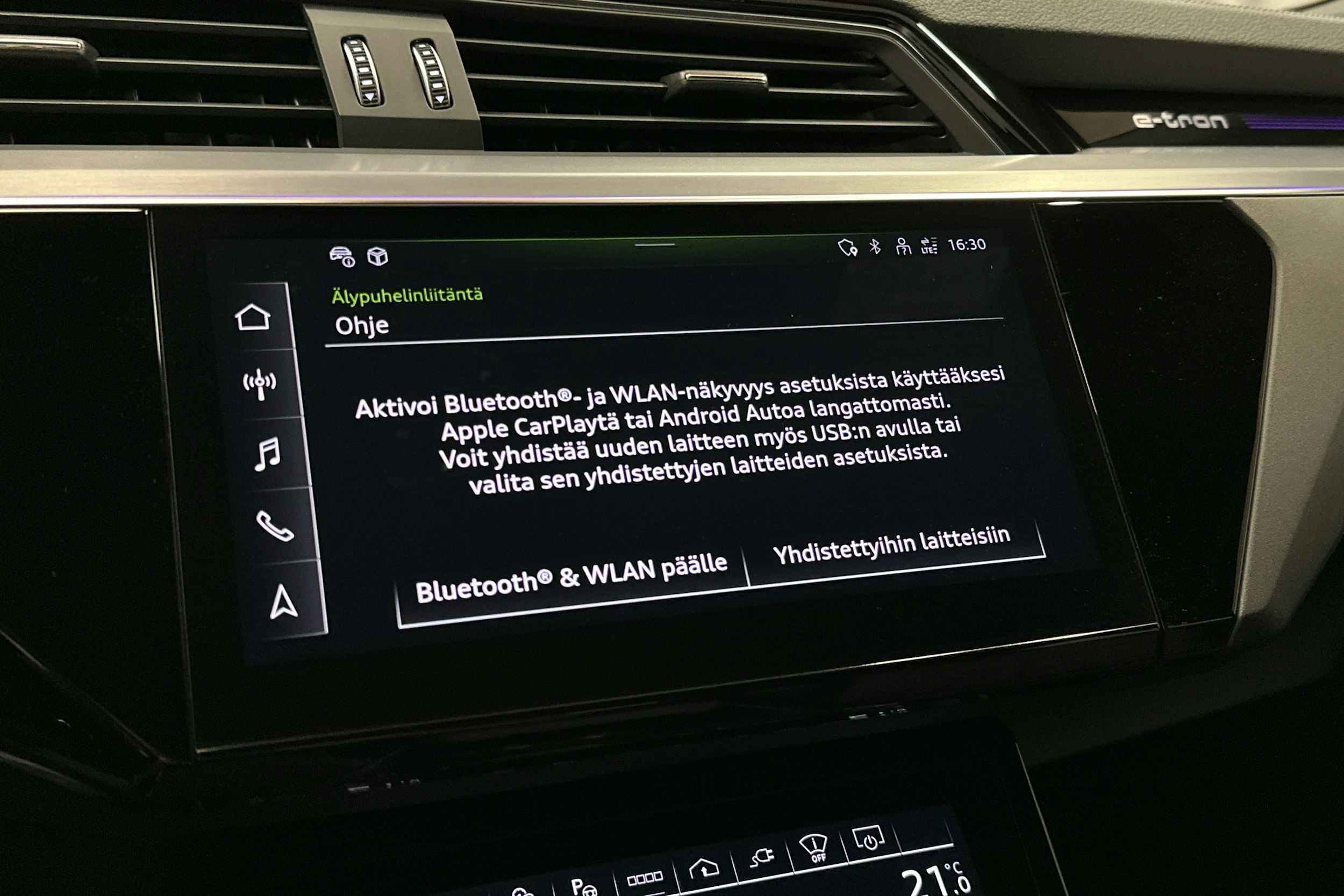 punainen Audi SQ8 e-tron 2023 kuva 15.