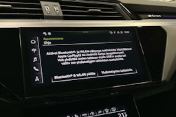 punainen Audi SQ8 e-tron 2023 kuva 15.