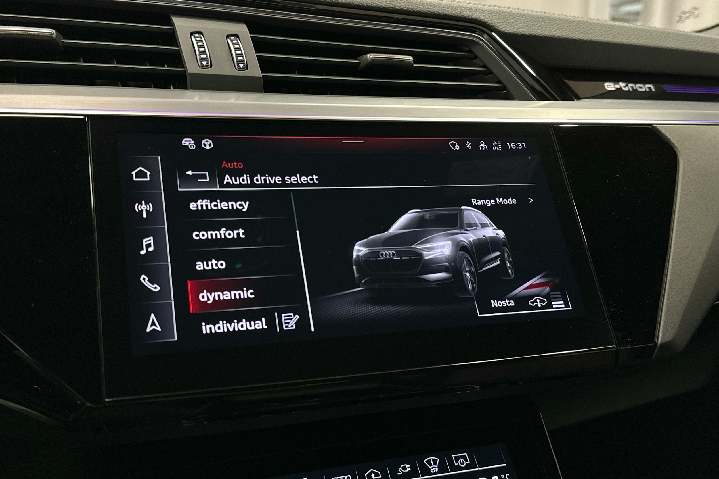 punainen Audi SQ8 e-tron 2023 kuva 16.