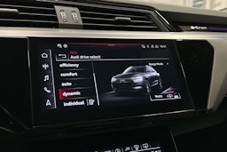 punainen Audi SQ8 e-tron 2023 kuva 16.