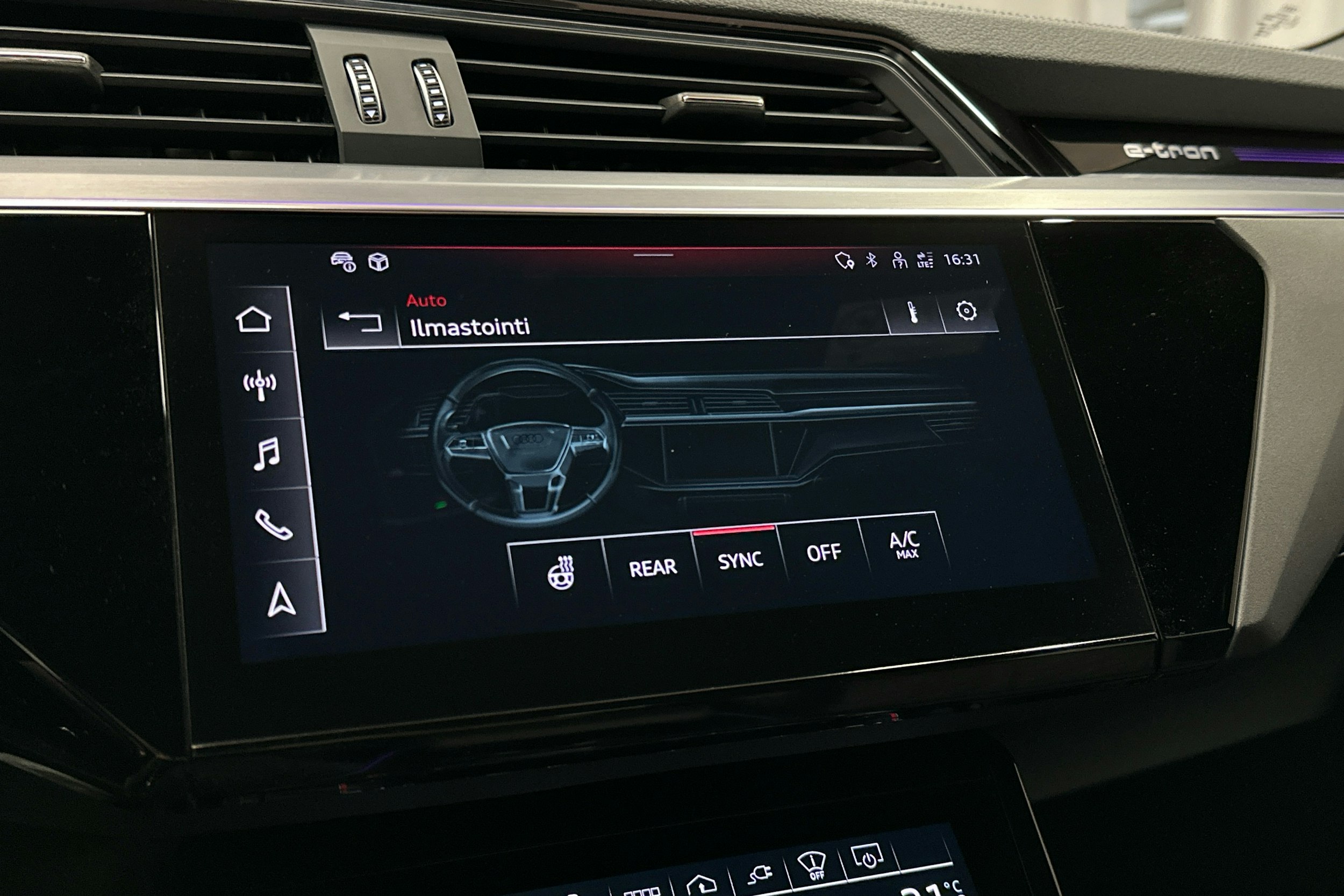 punainen Audi SQ8 e-tron 2023 kuva 17.
