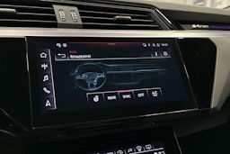 punainen Audi SQ8 e-tron 2023 kuva 17.