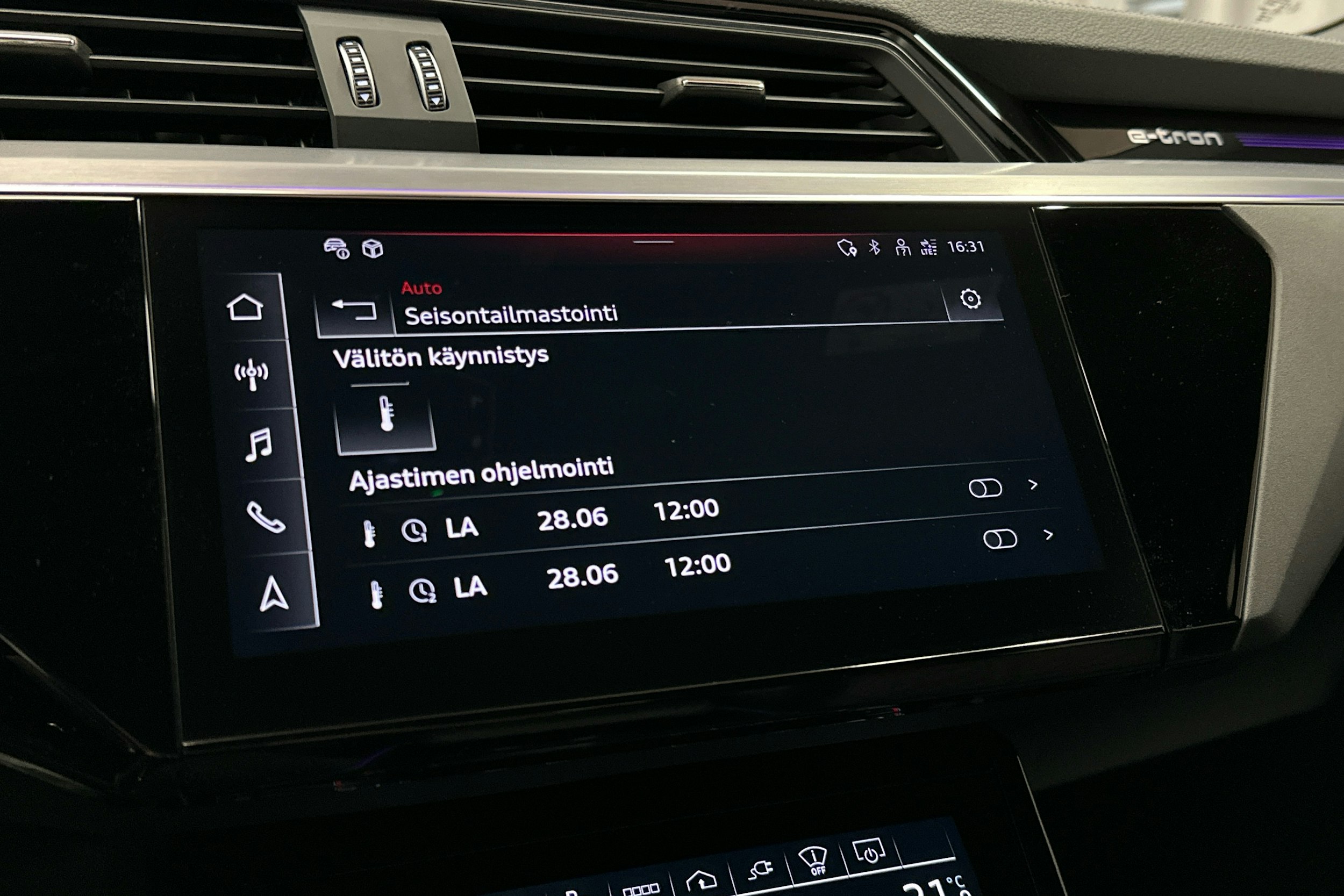 punainen Audi SQ8 e-tron 2023 kuva 18.