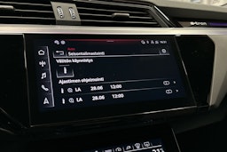 punainen Audi SQ8 e-tron 2023 kuva 18.