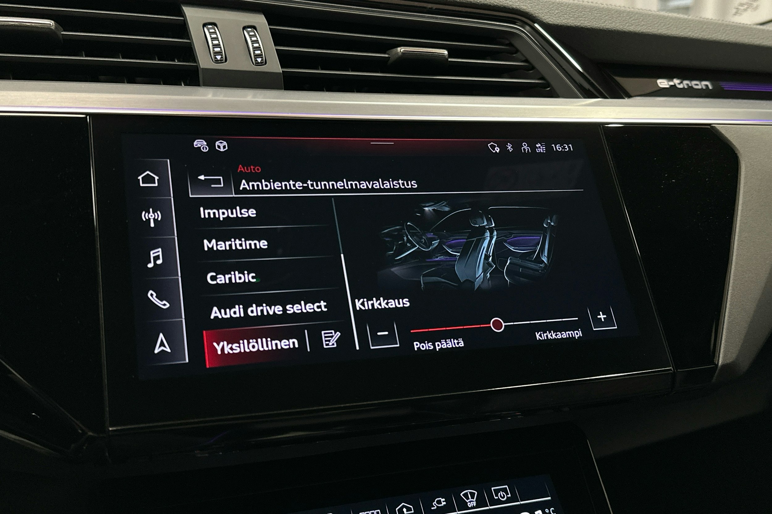 punainen Audi SQ8 e-tron 2023 kuva 19.