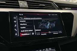 punainen Audi SQ8 e-tron 2023 kuva 19.