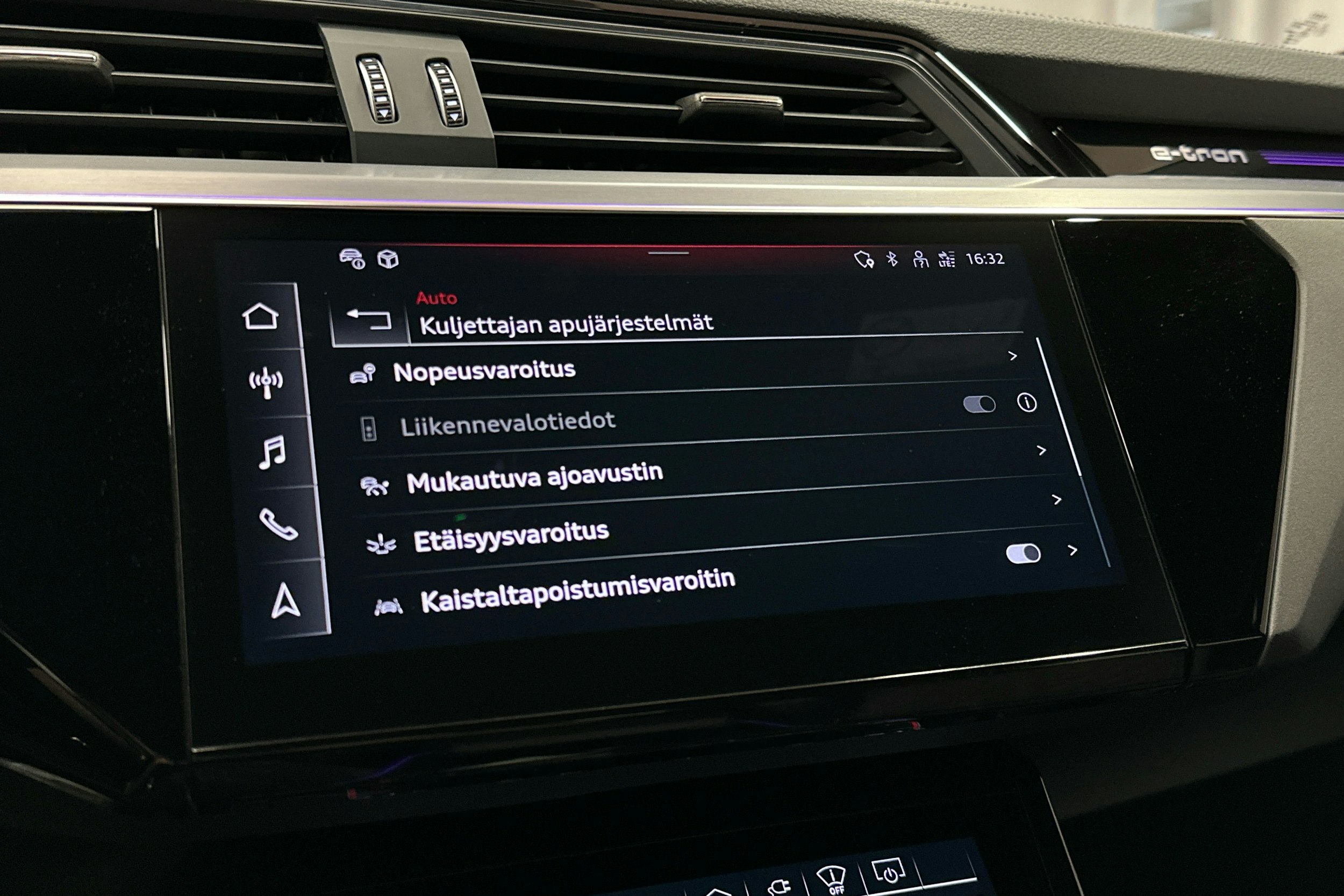punainen Audi SQ8 e-tron 2023 kuva 20.