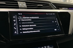 punainen Audi SQ8 e-tron 2023 kuva 20.