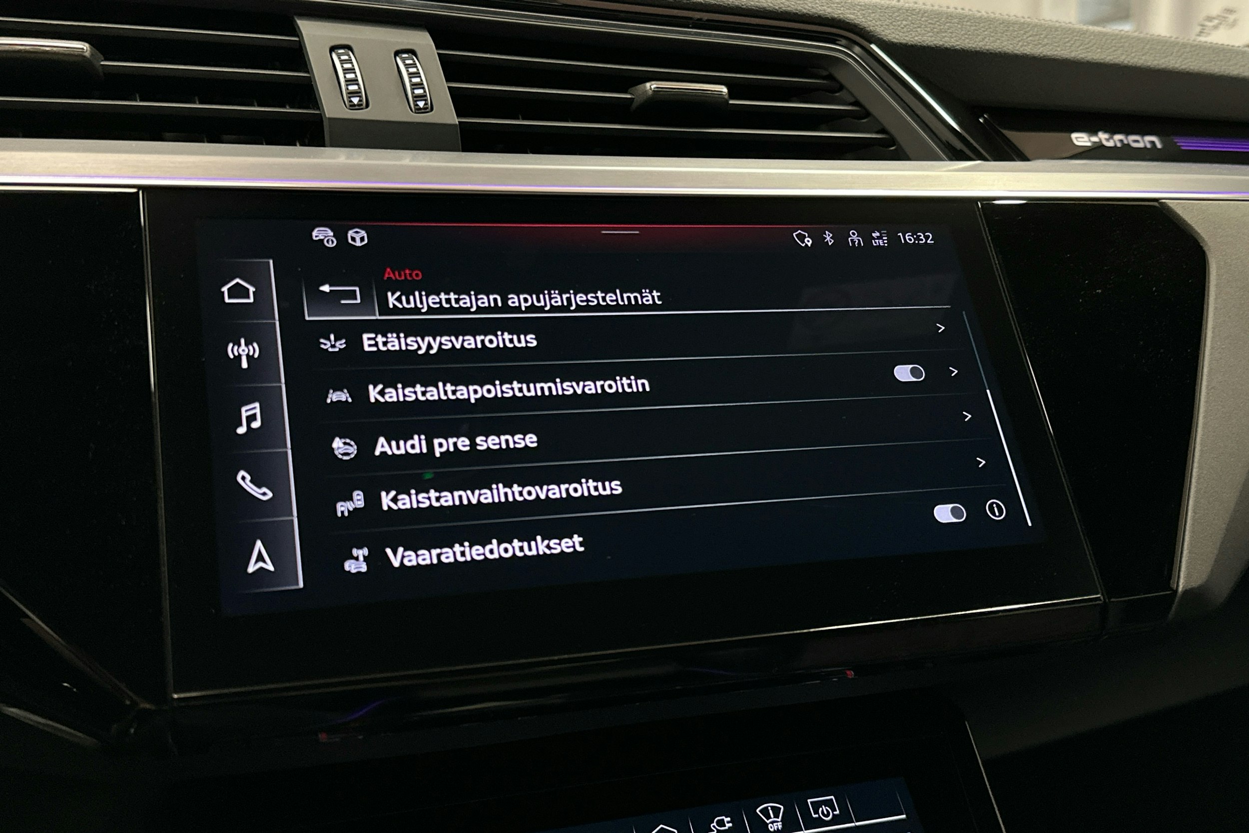 punainen Audi SQ8 e-tron 2023 kuva 21.
