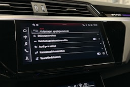 punainen Audi SQ8 e-tron 2023 kuva 21.