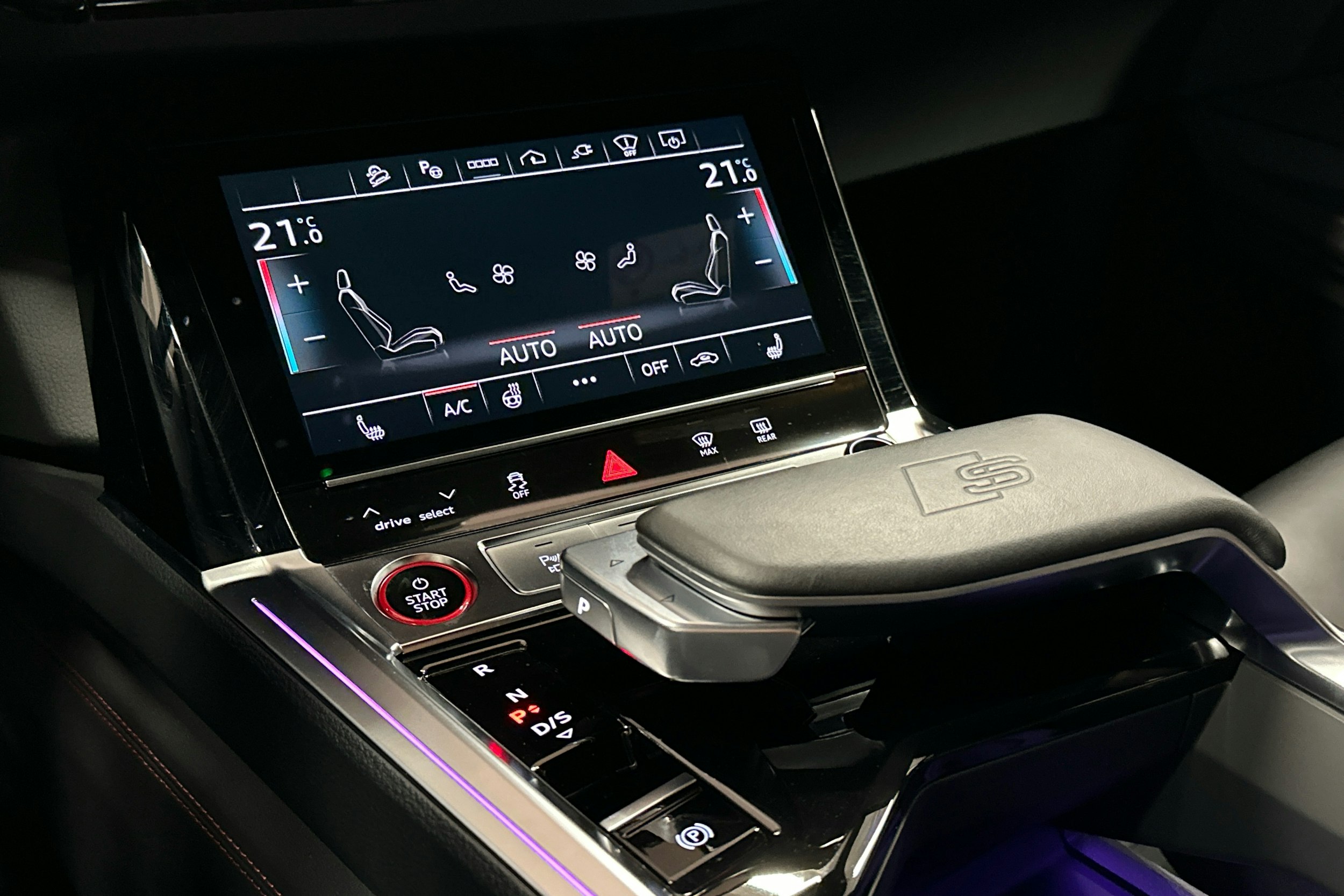 punainen Audi SQ8 e-tron 2023 kuva 22.