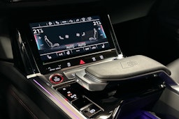 punainen Audi SQ8 e-tron 2023 kuva 22.