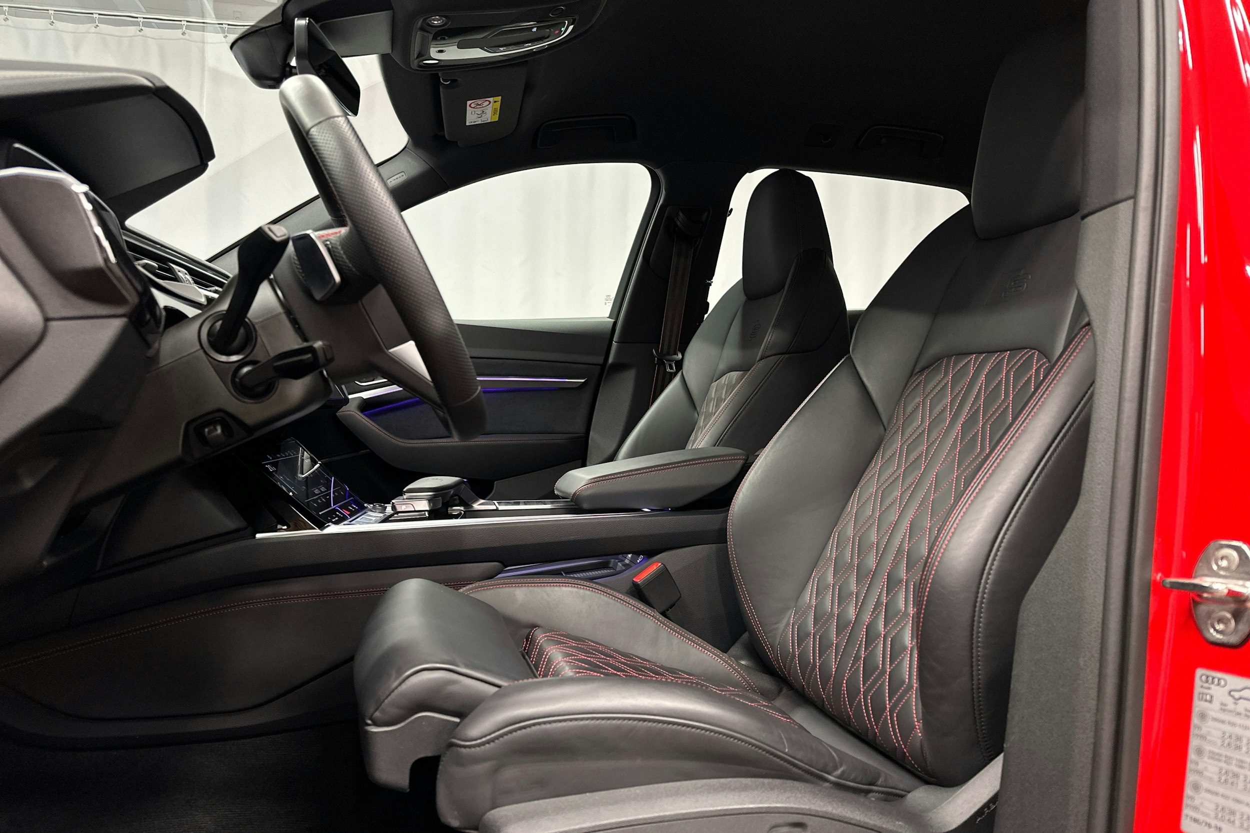 punainen Audi SQ8 e-tron 2023 kuva 23.
