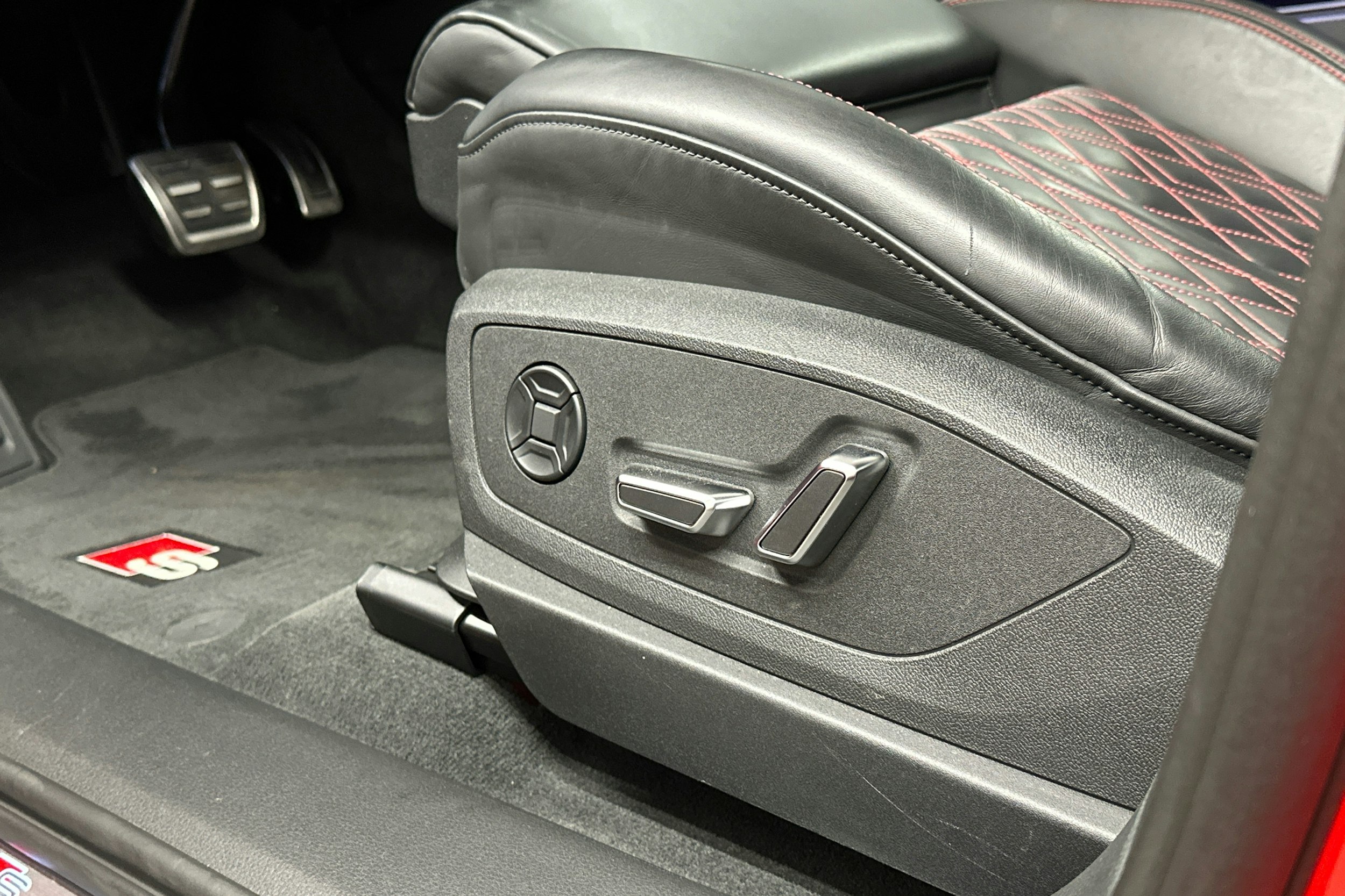 punainen Audi SQ8 e-tron 2023 kuva 24.