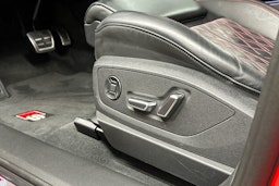 punainen Audi SQ8 e-tron 2023 kuva 24.