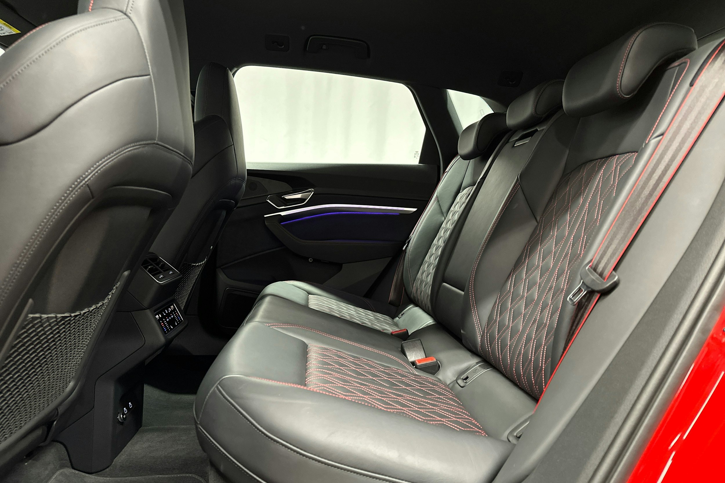 punainen Audi SQ8 e-tron 2023 kuva 26.