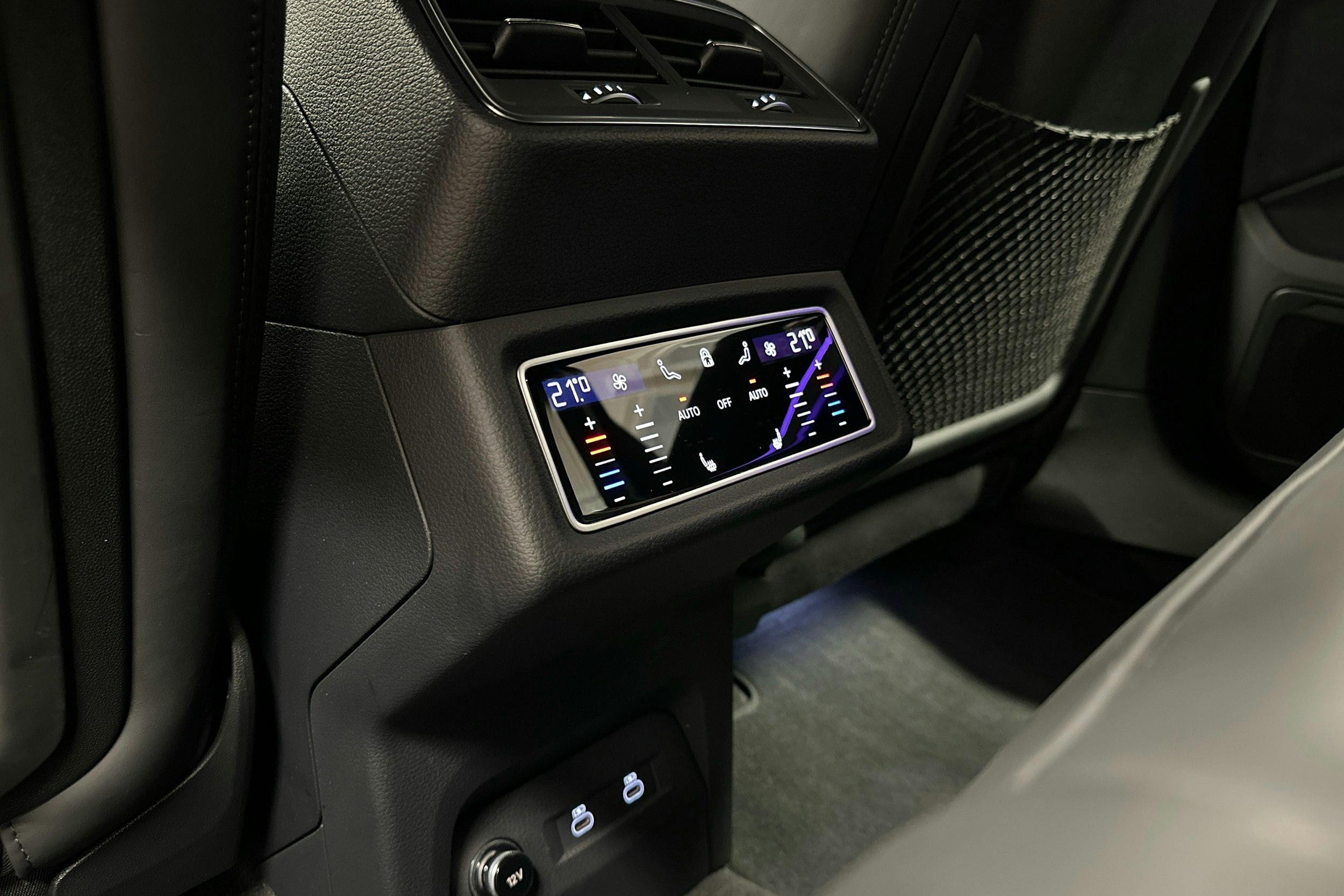 punainen Audi SQ8 e-tron 2023 kuva 27.