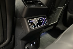 punainen Audi SQ8 e-tron 2023 kuva 27.