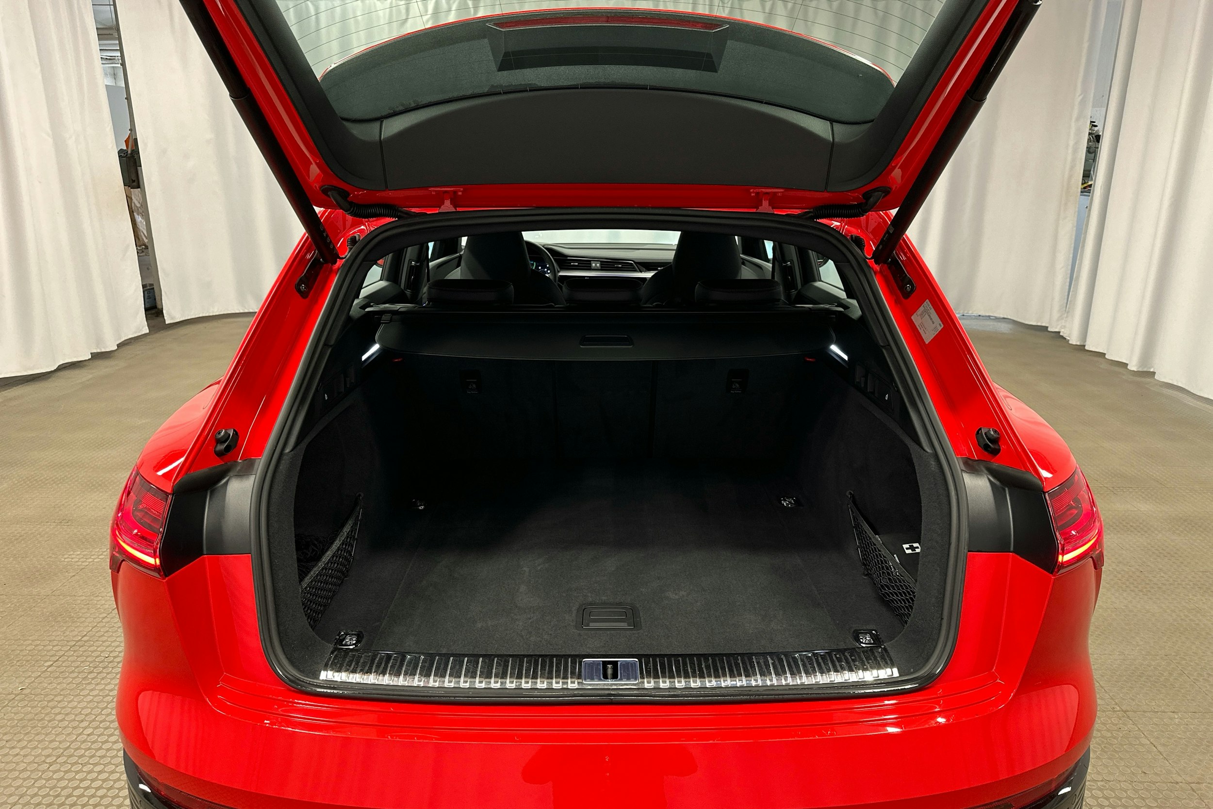punainen Audi SQ8 e-tron 2023 kuva 28.