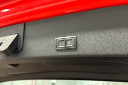 punainen Audi SQ8 e-tron 2023 kuva 29.