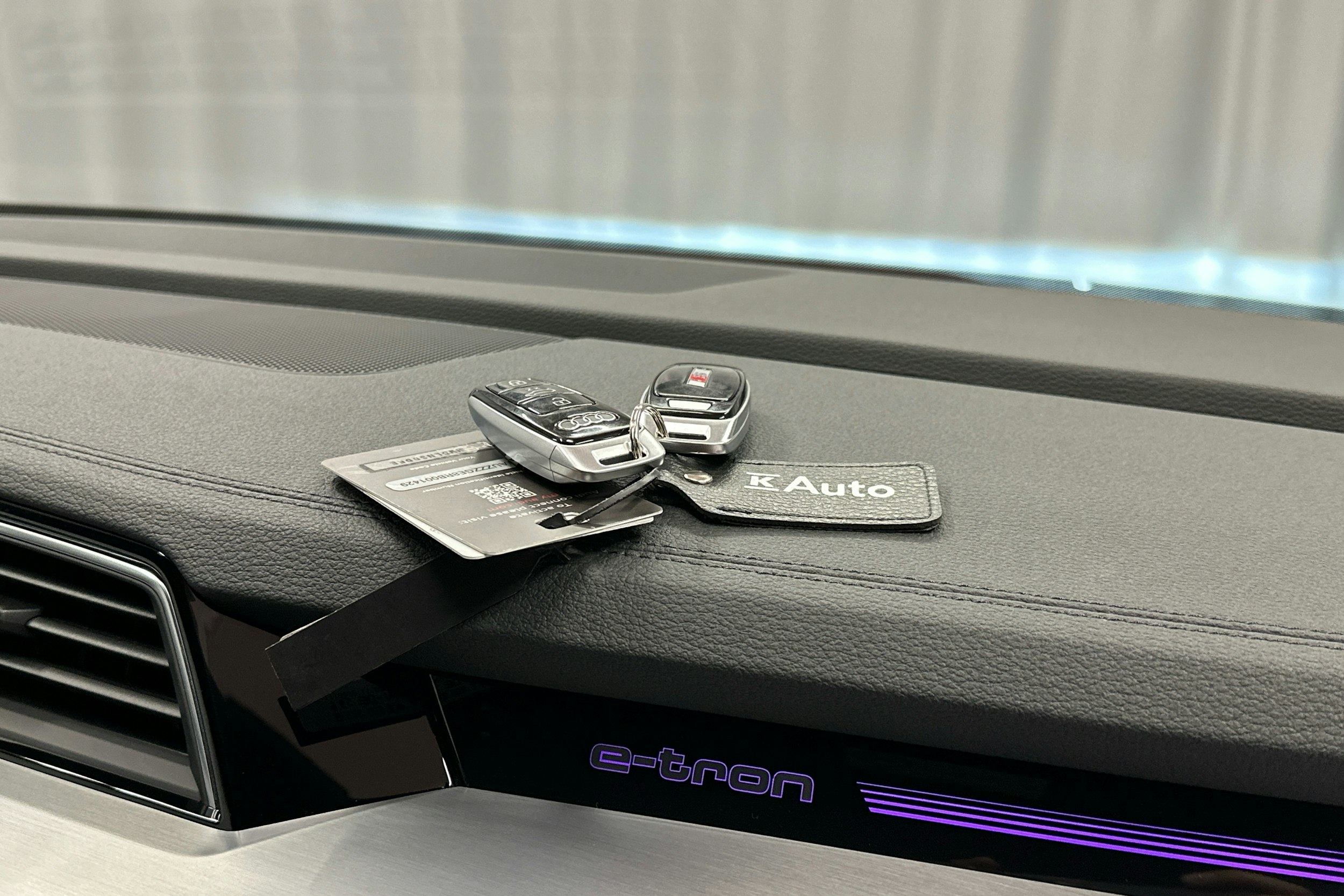 punainen Audi SQ8 e-tron 2023 kuva 30.