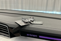 punainen Audi SQ8 e-tron 2023 kuva 30.