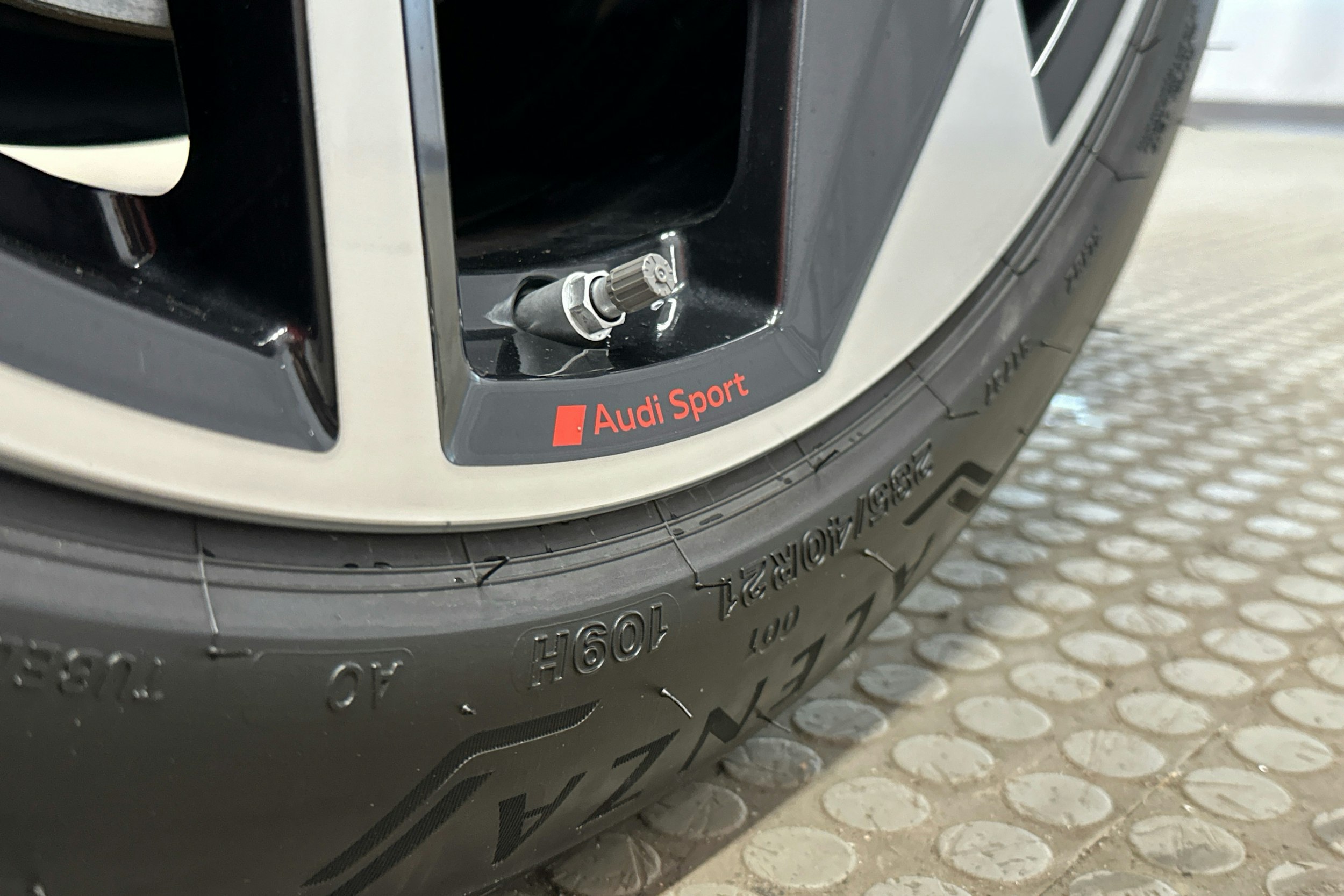 punainen Audi SQ8 e-tron 2023 kuva 33.