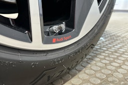 punainen Audi SQ8 e-tron 2023 kuva 33.