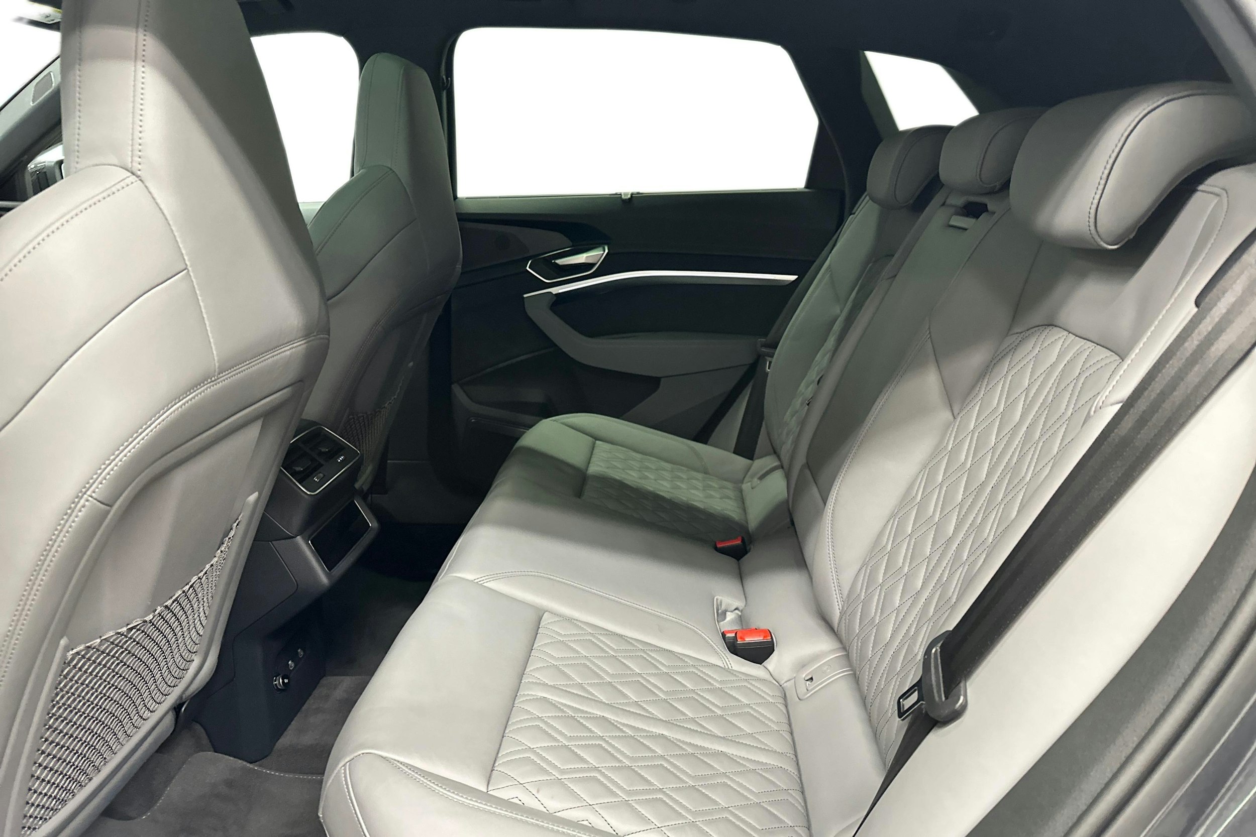 harmaa Audi SQ8 e-tron 2024 kuva 10.