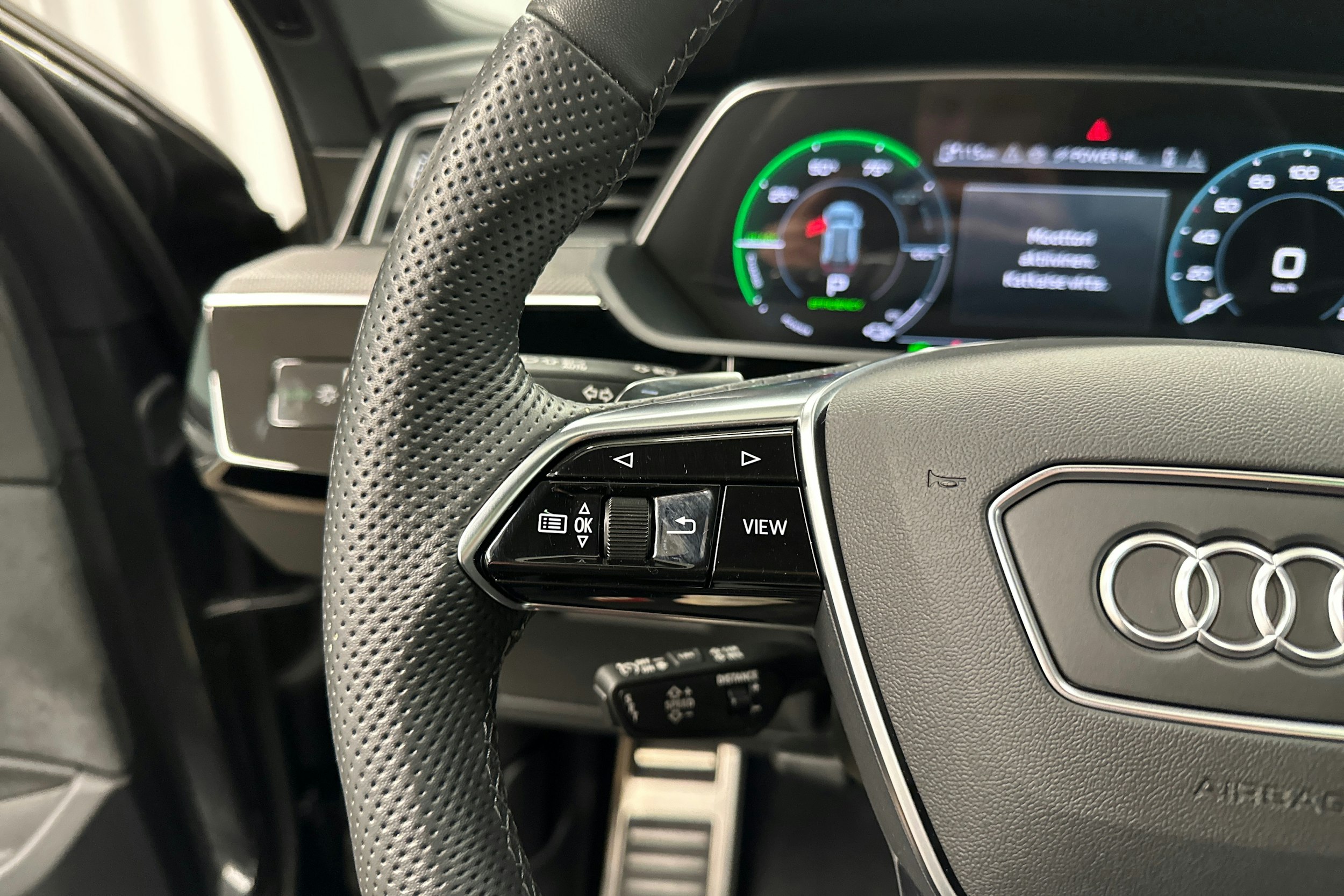 harmaa Audi SQ8 e-tron 2024 kuva 13.