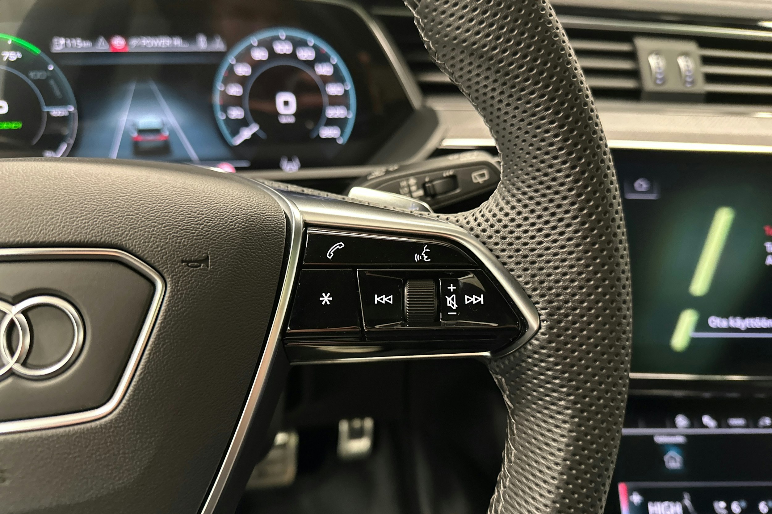 harmaa Audi SQ8 e-tron 2024 kuva 14.