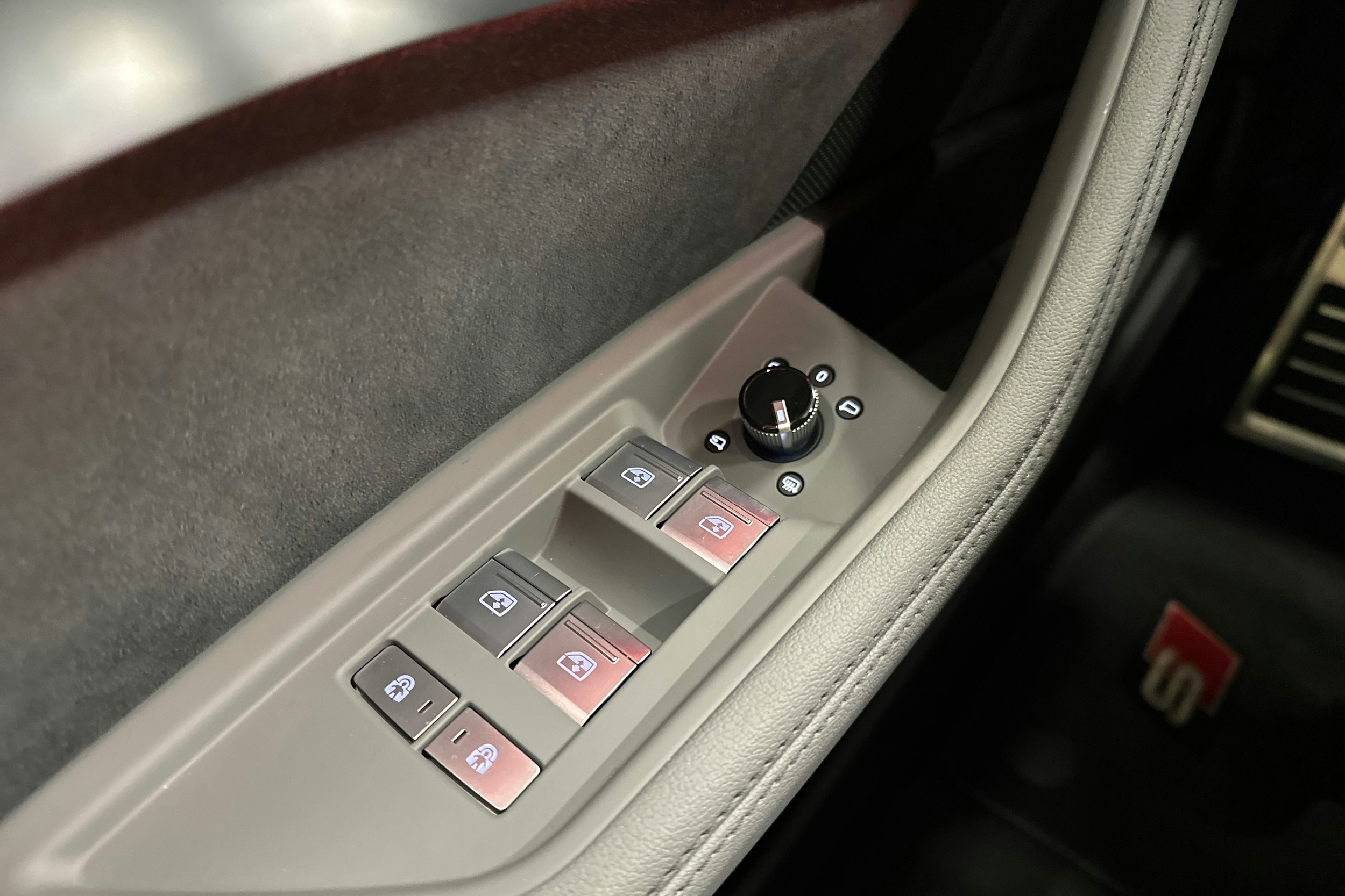 harmaa Audi SQ8 e-tron 2024 kuva 16.