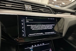 harmaa Audi SQ8 e-tron 2024 kuva 21.