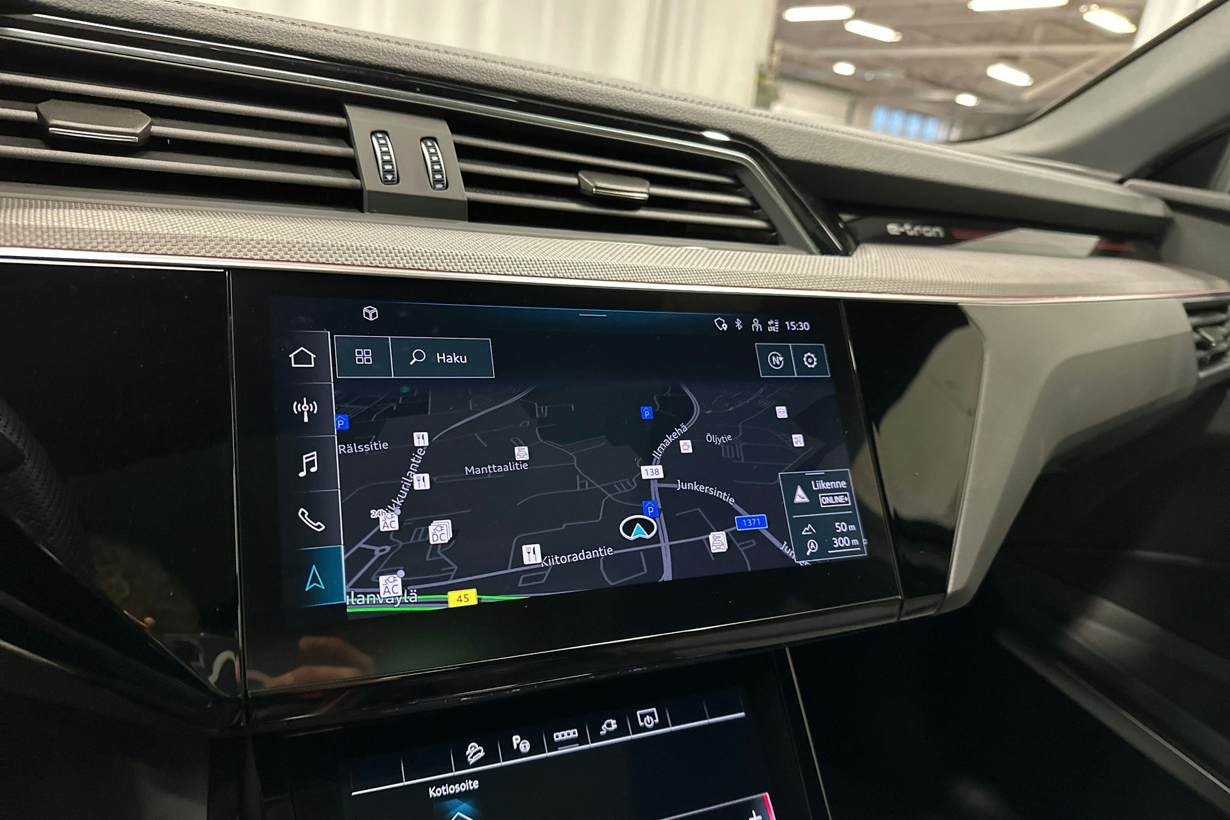 harmaa Audi SQ8 e-tron 2024 kuva 22.