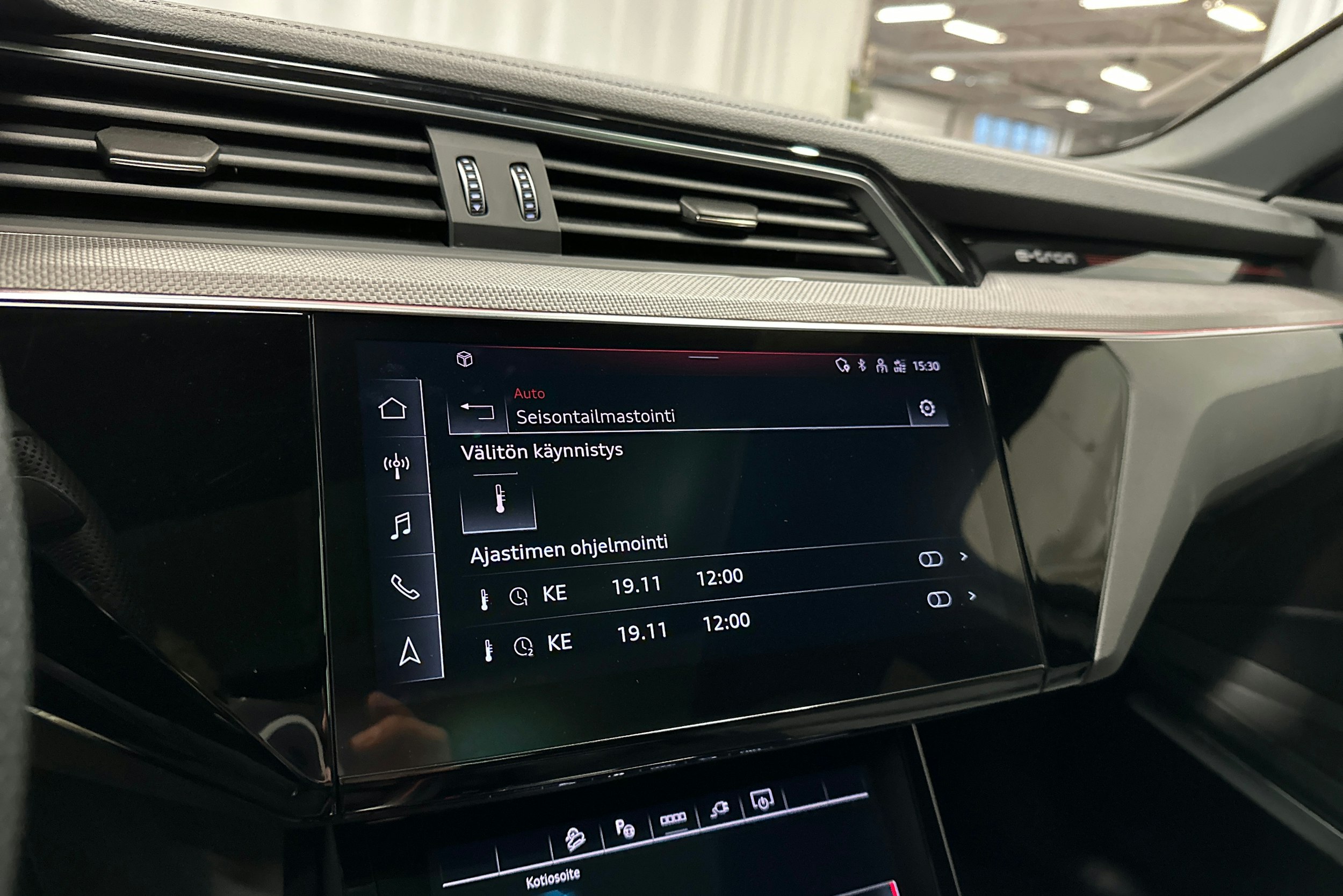 harmaa Audi SQ8 e-tron 2024 kuva 23.