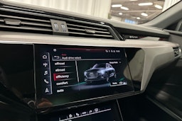 harmaa Audi SQ8 e-tron 2024 kuva 24.