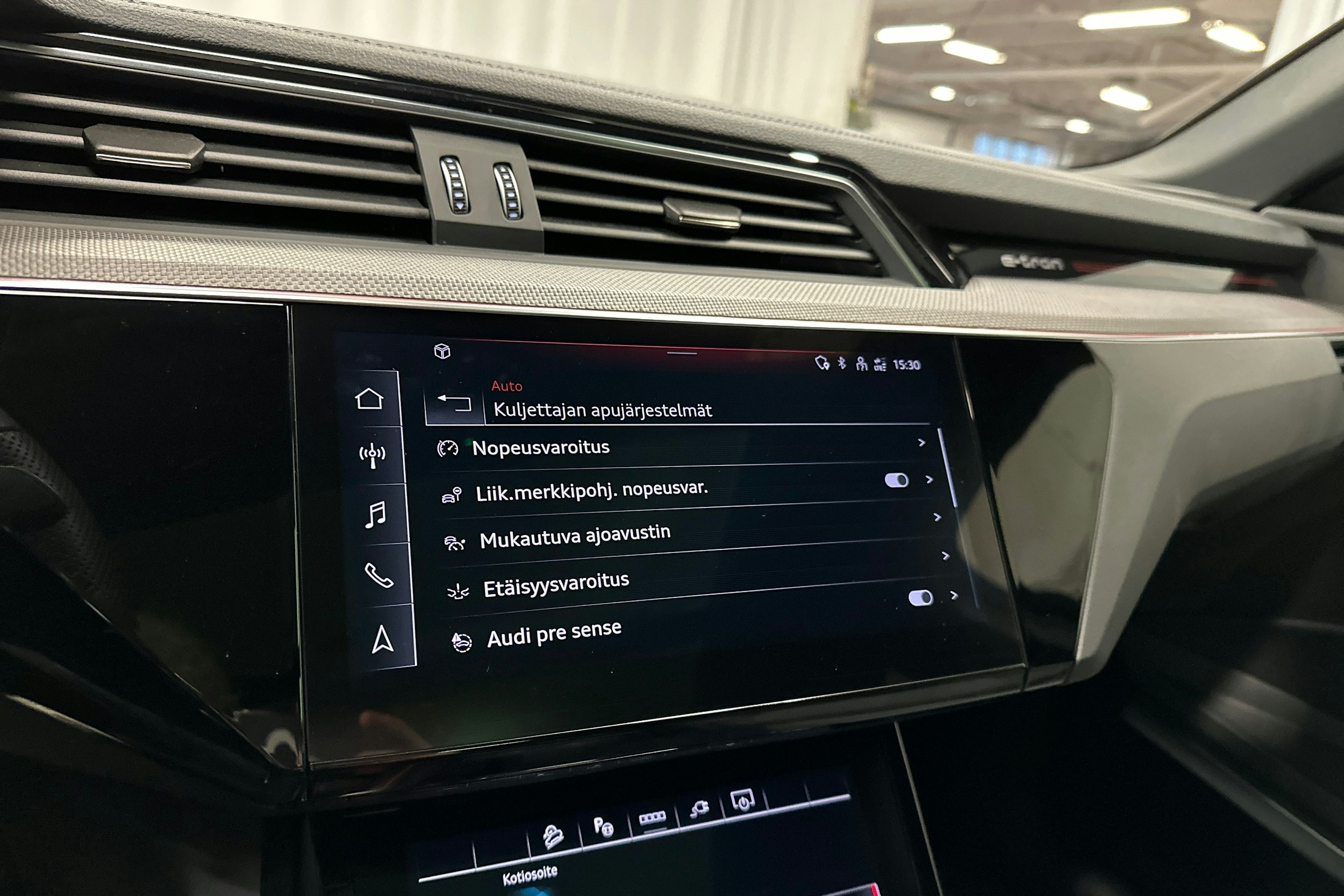 harmaa Audi SQ8 e-tron 2024 kuva 25.