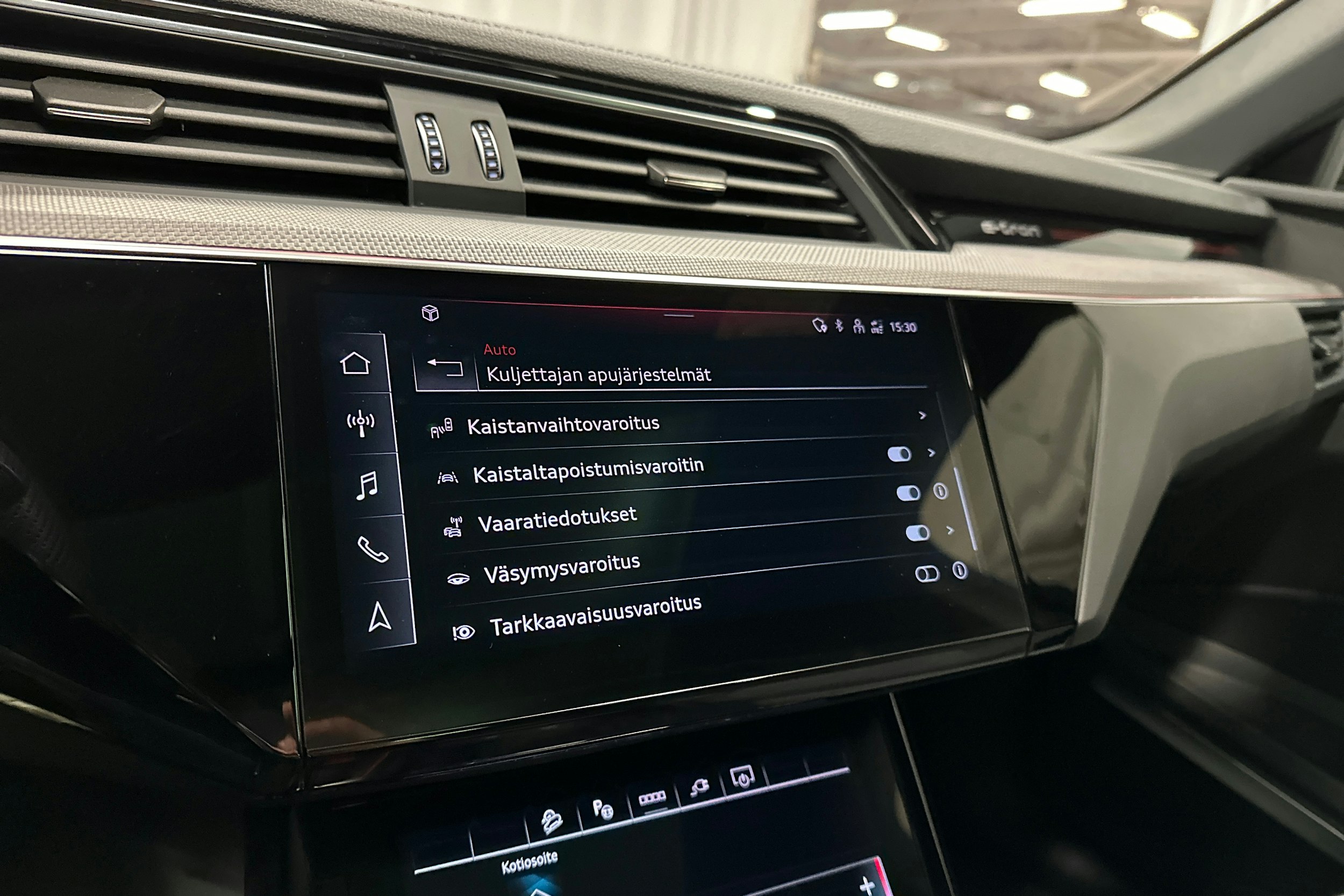 harmaa Audi SQ8 e-tron 2024 kuva 26.