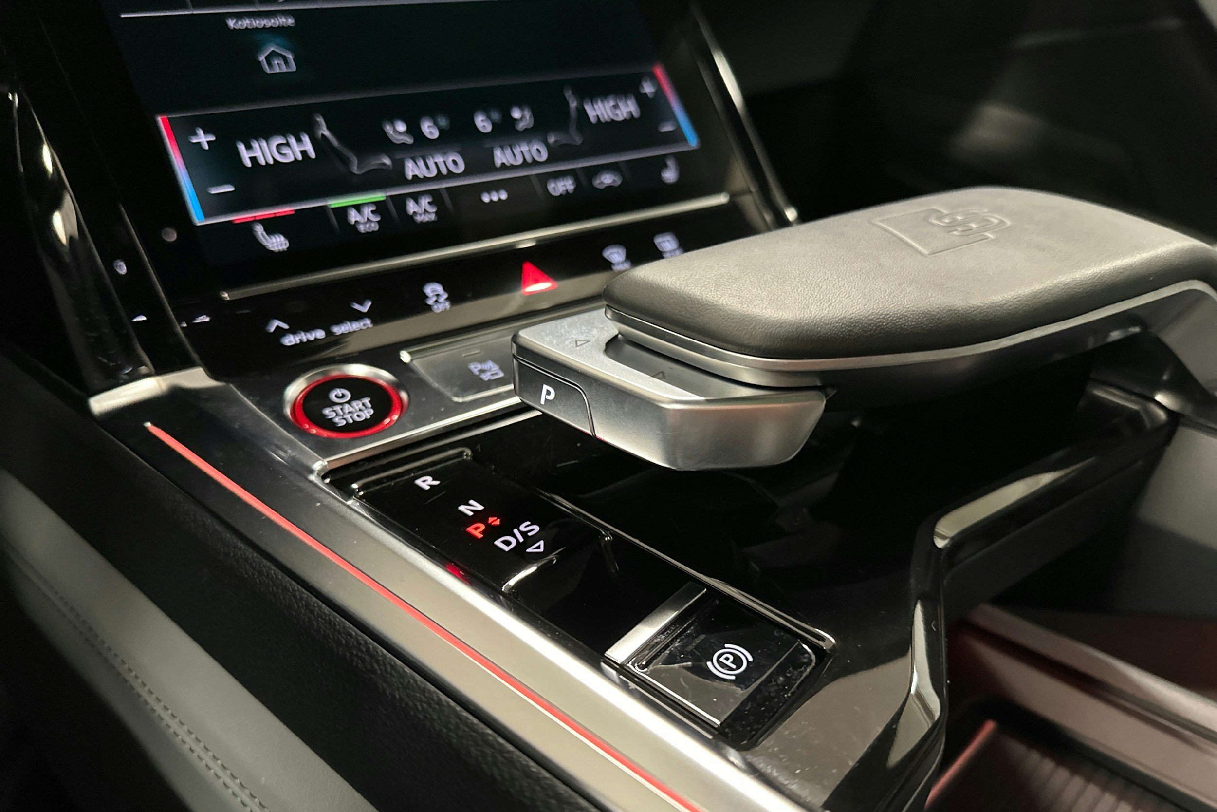 harmaa Audi SQ8 e-tron 2024 kuva 28.