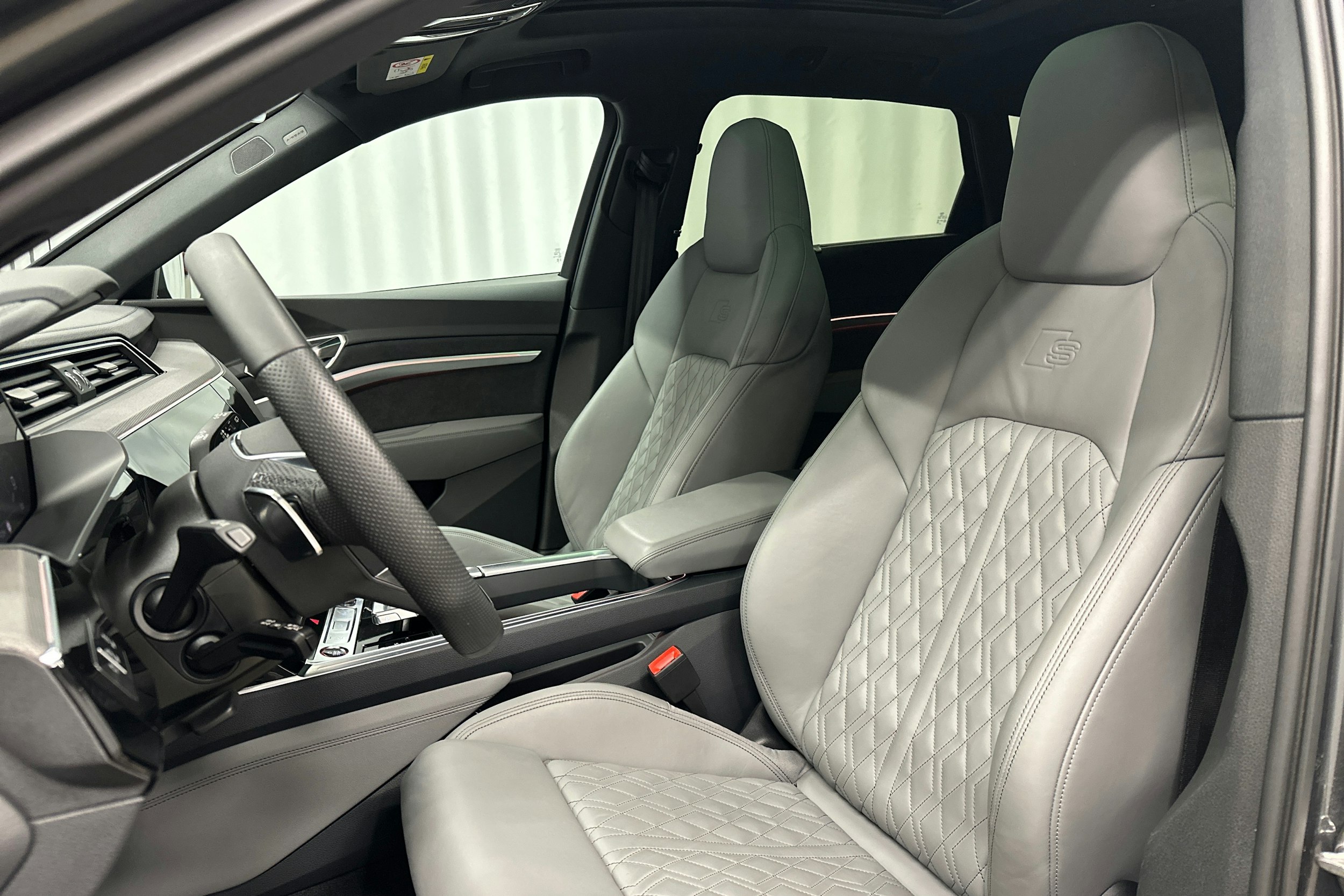 harmaa Audi SQ8 e-tron 2024 kuva 29.