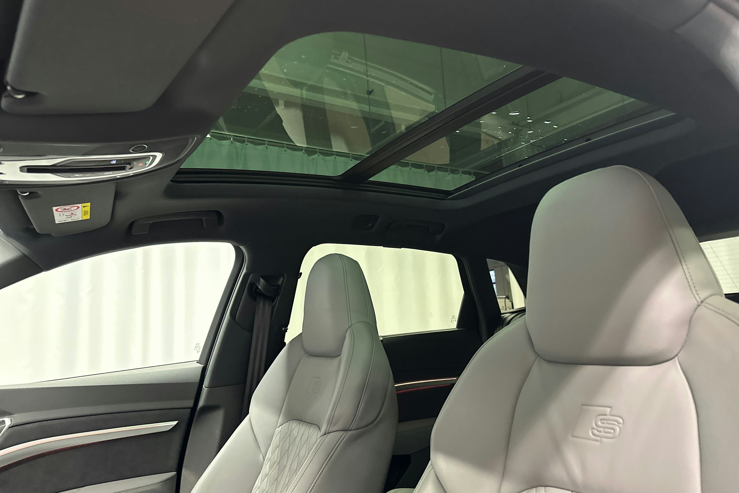 harmaa Audi SQ8 e-tron 2024 kuva 32.