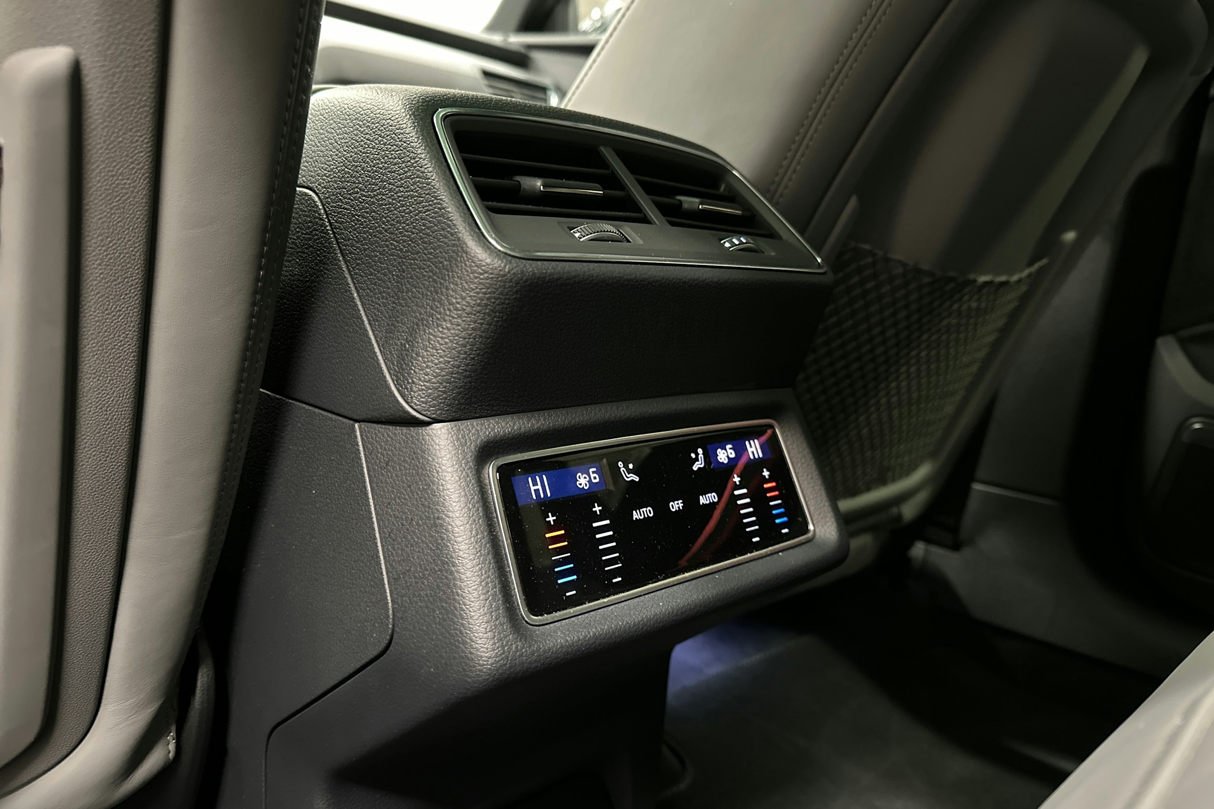 harmaa Audi SQ8 e-tron 2024 kuva 33.